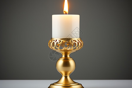 金色烛台上的蜡烛图片