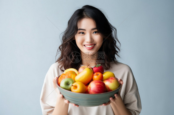 端着一大盘水果的女人图片