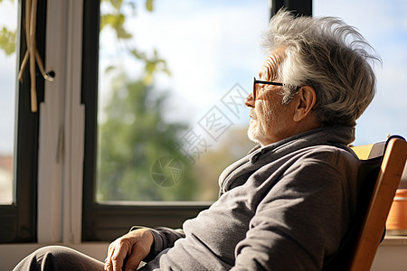 孤独的男人望向窗外图片