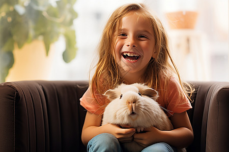 可爱女孩抱着兔子坐在沙发上图片