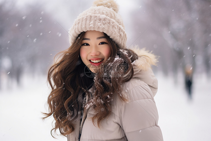 雪地里穿着棉袄的长发女孩图片