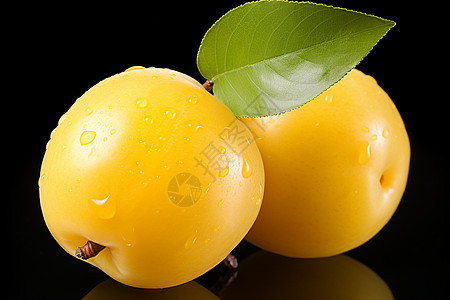 两个黄色的水蜜桃图片