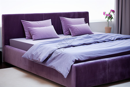 紫色丝绒枕套搭配的紫色床单图片