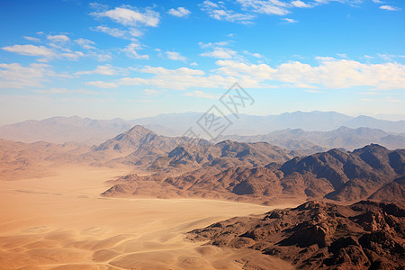 沙漠中的石头山峦图片