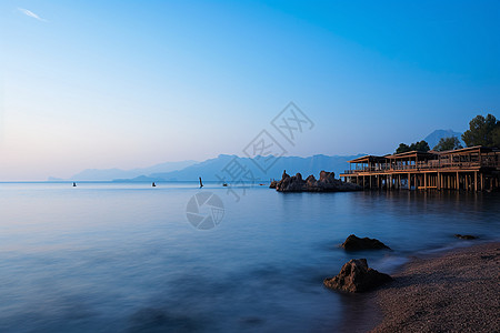 蔚蓝的海岸风景图片