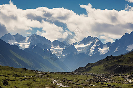 与小云彩蓝天高山与云彩的自然之美背景