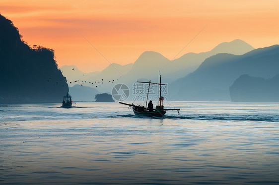海湾的渔船和晨光图片