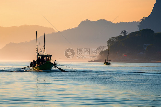 海湾上的渔船和蓝色的海水图片