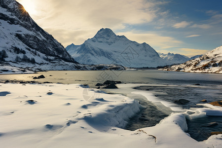 雪山山留下来的冰川水背景图片
