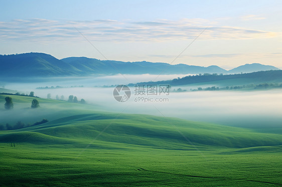 青山中的绿野景色图片