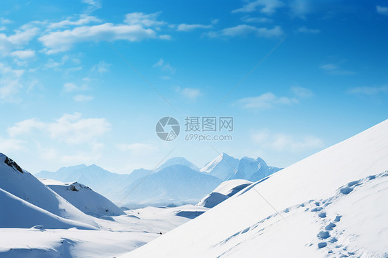 冰雪皑皑的大山图片