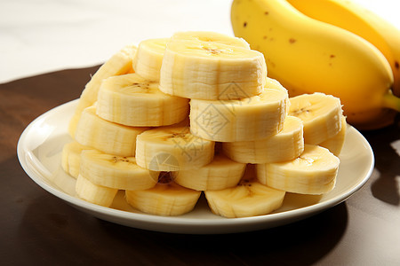 盘子里切开的香蕉图片