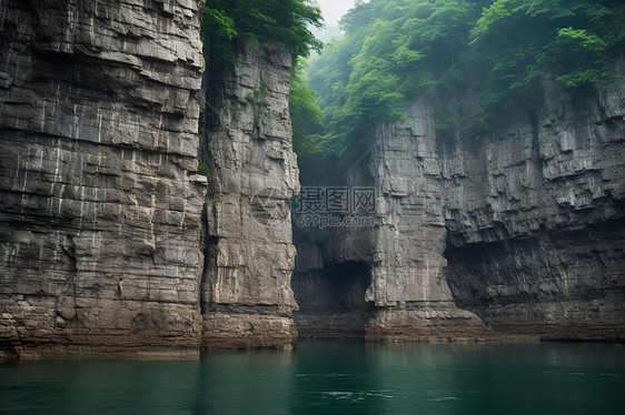 夏季山间岩石大峡谷的美丽景观图片