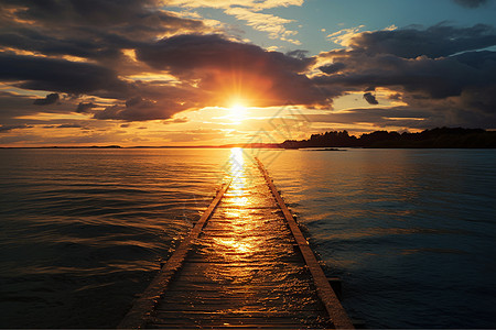 夕阳时海面上的木桥图片