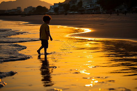 在海滩上行走的小男孩图片