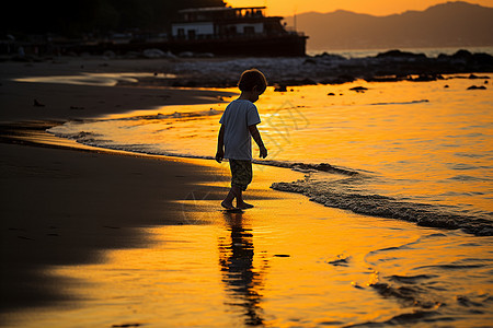 海滩上可爱的小男孩图片
