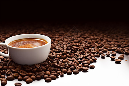 咖啡豆中的一杯咖啡图片