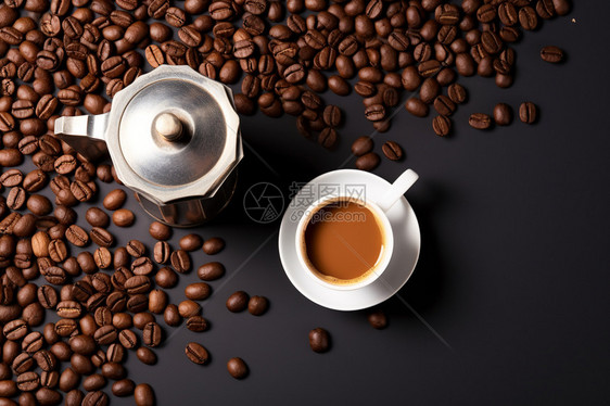 咖啡豆中的金属咖啡壶图片