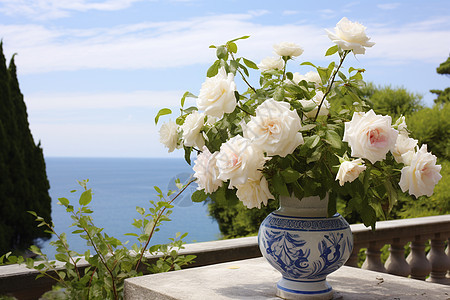 白玫瑰花束在蓝白花瓶中图片