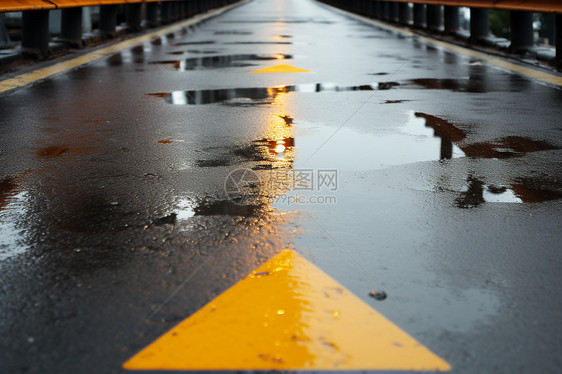 城市道路上的黄色箭头图片