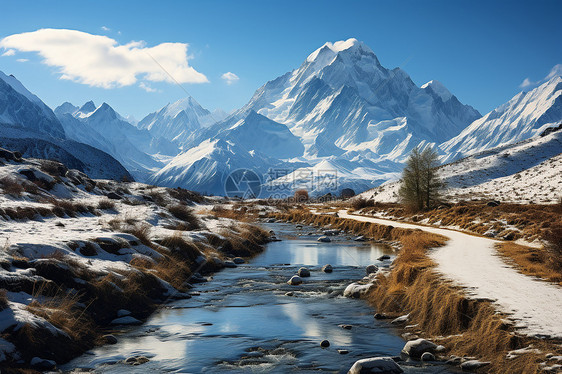 雪山河流旁的土路图片