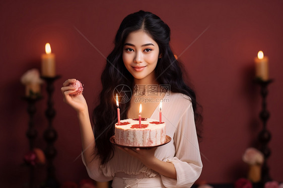 抱蛋糕的女孩图片
