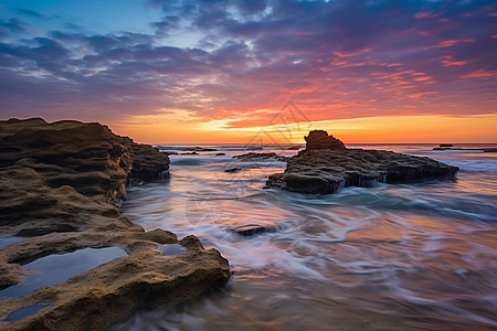 日出时的岩石海滩图片
