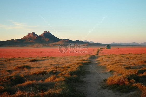 夕阳下的两座山峰图片