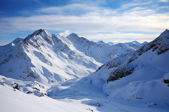 冬日的壮丽的雪山图片