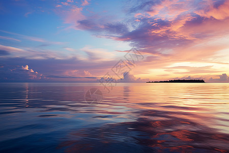 夕阳倾泻在海洋上图片