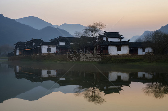 湖泊及远处的建筑图片