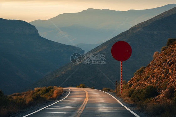 夕阳余晖中山脉道路图片