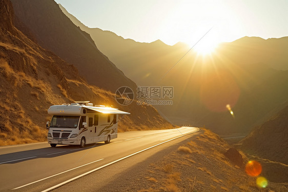 日出山脉中的房车图片