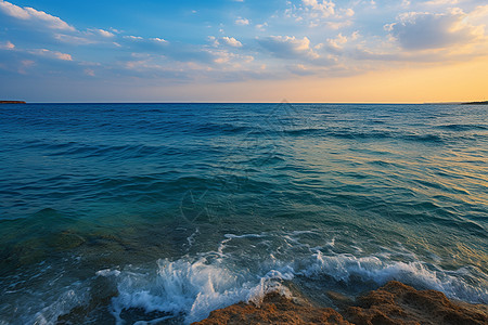 夏季日落海洋的美丽景观图片