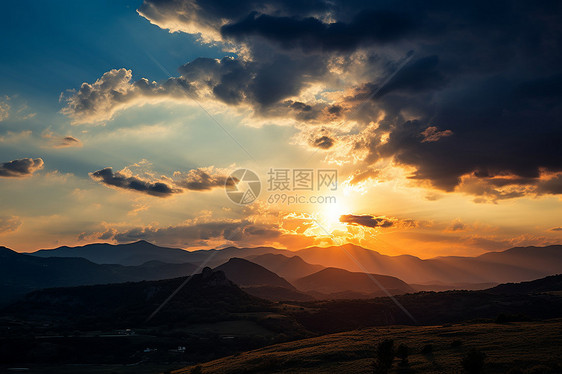 夏季日出山丘的美丽景观图片