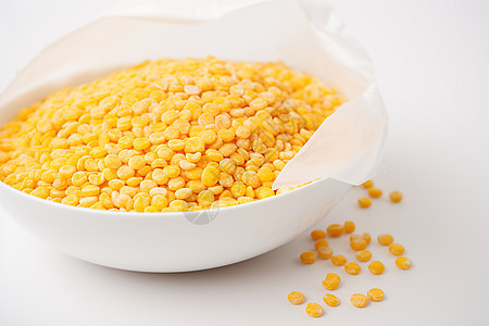健康饮食的玉米碗豆图片