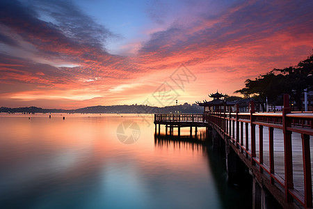 夏季日落海洋的美丽景观图片