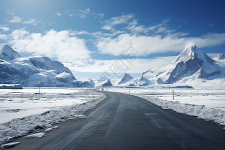 沥青地面冰天雪地冬日背景中的雪路山脉和晴空背景