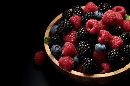 夏日果实美味多汁的莓果碗背景图片