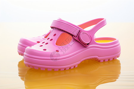 洞洞鞋阳光下的粉红凉鞋背景