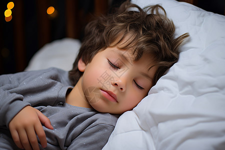 宁静夜晚的小男孩在白色枕头上图片
