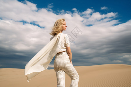 在沙子里时尚造型的女子在沙漠里背景