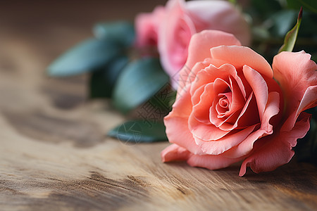 木桌上的粉红色玫瑰花图片