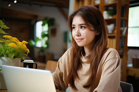 远程办公的自由职业亚洲女性图片