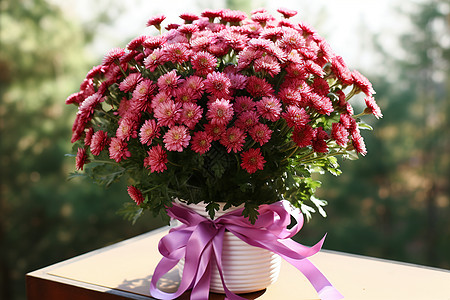粉色康乃馨花束桌子上用丝带装饰的花束背景