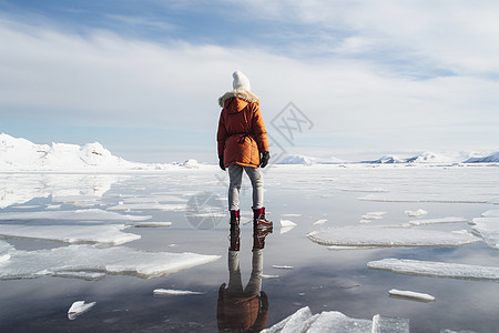 女人站在结冰的湖泊上图片