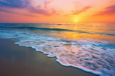 海边夕阳余晖照在沙滩上图片