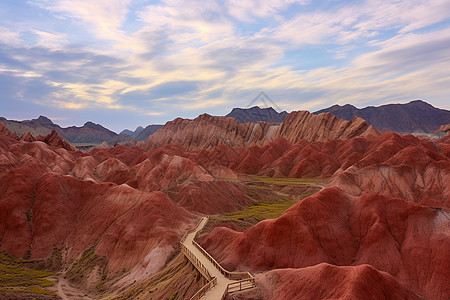 峡谷里的丹霞地貌图片