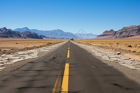 荒漠里的柏油马路图片