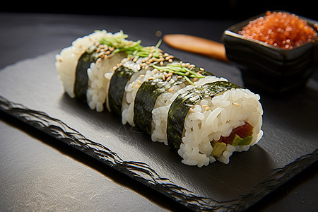 寿司卷配有米饭和酱料图片